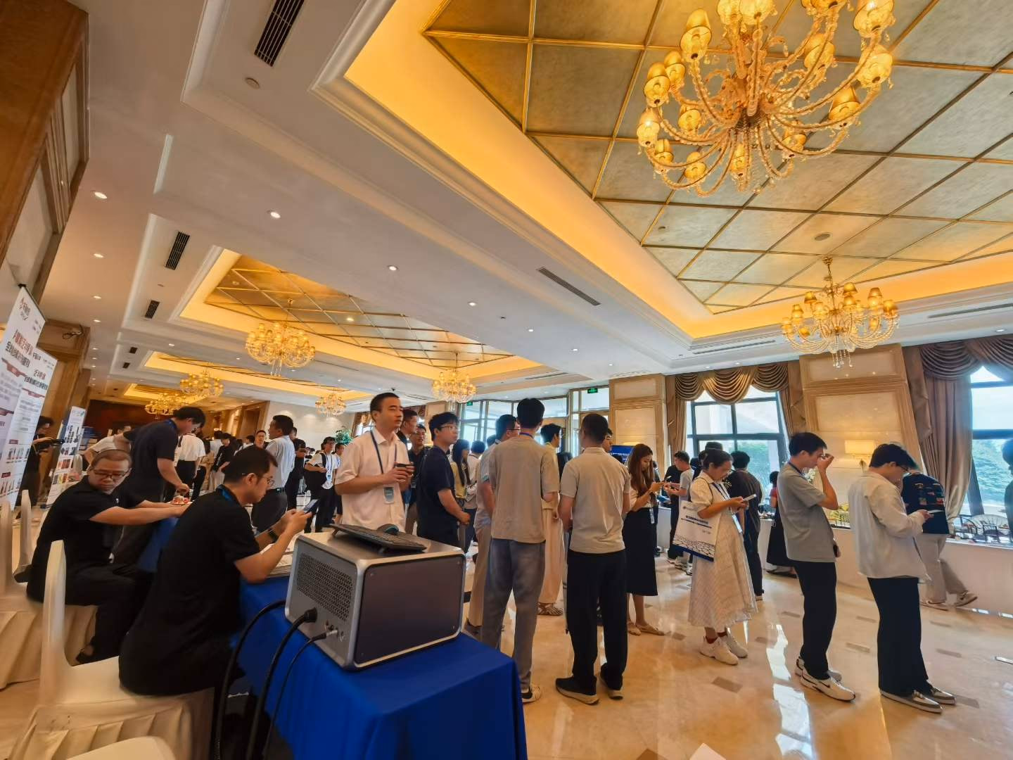 默准展台现场展示测振仪、振动分析系统及主动隔振平台